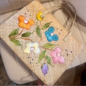 Vintage weaved floral grass tote 14”x11”
